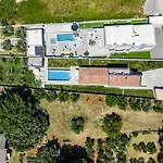Markulin, Villa