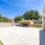 Markulin, Villa