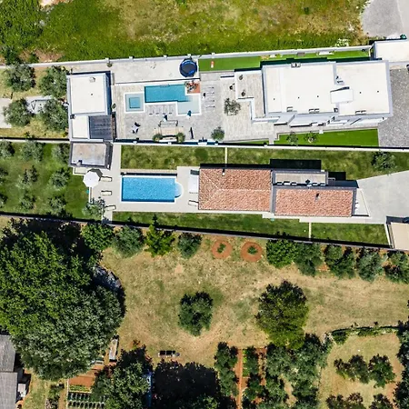 Markulin, Villa