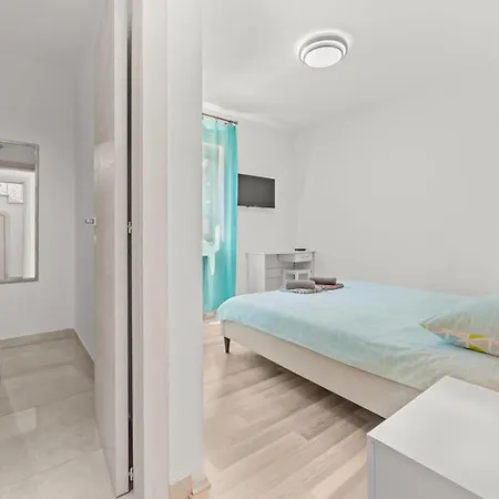 Villa Markulin, Sisan