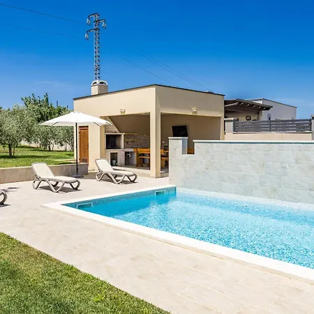 Villa Markulin, Sisan