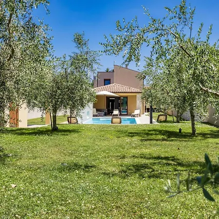 Villa Markulin, Sisan